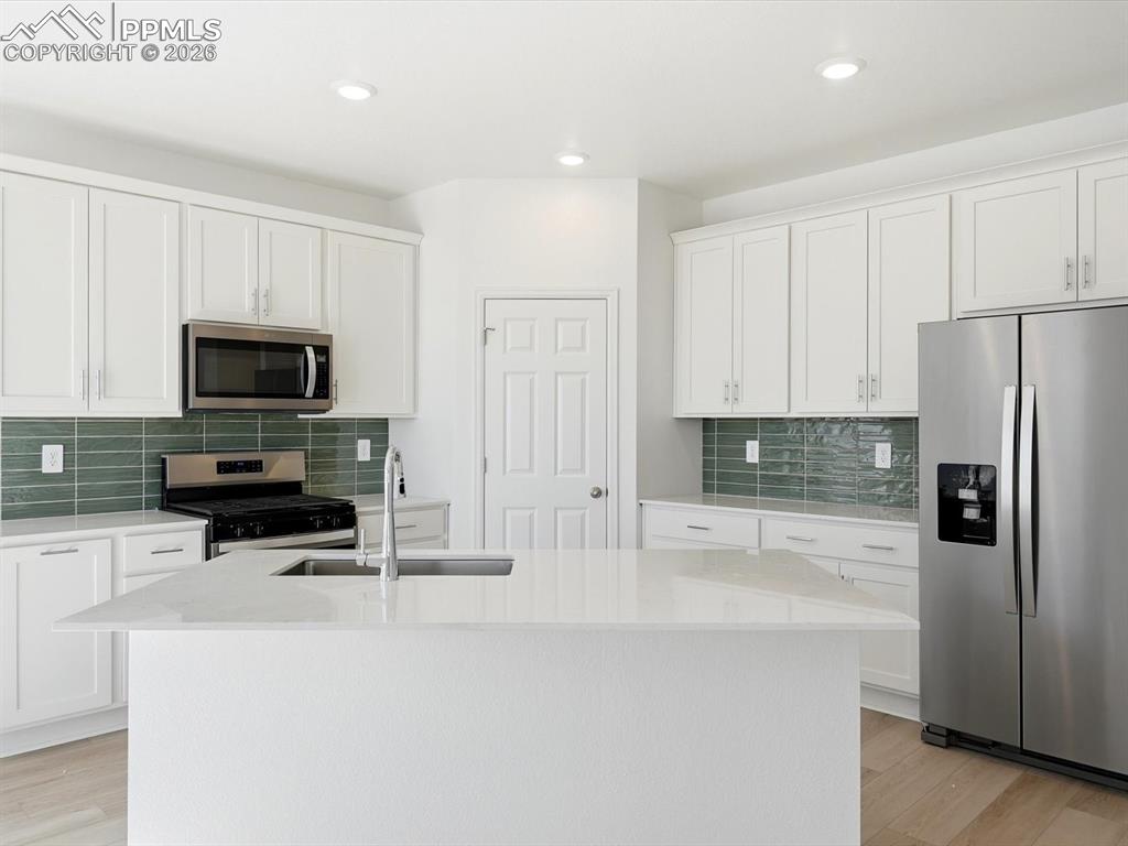 Image 17 of 45: Kitchen