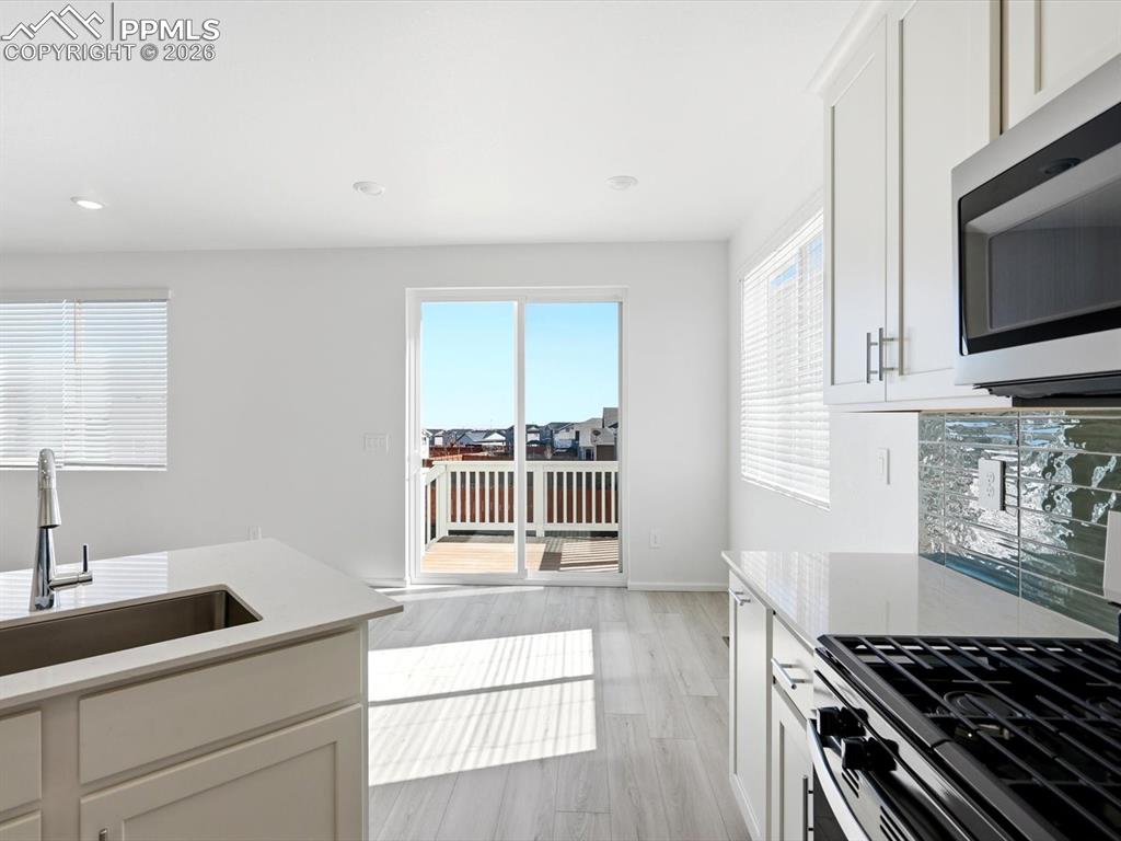 Image 22 of 45: Kitchen