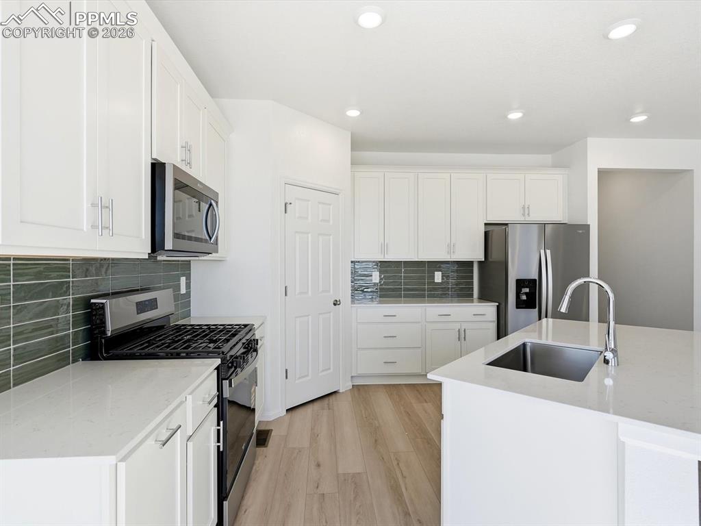 Image 24 of 45: Kitchen