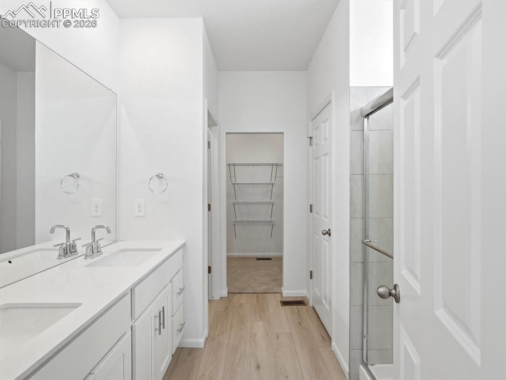 Image 29 of 45: Bathroom