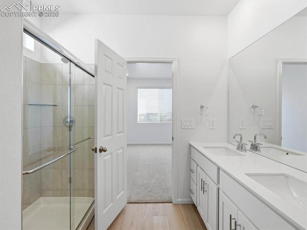 Image 32 of 45: Bathroom