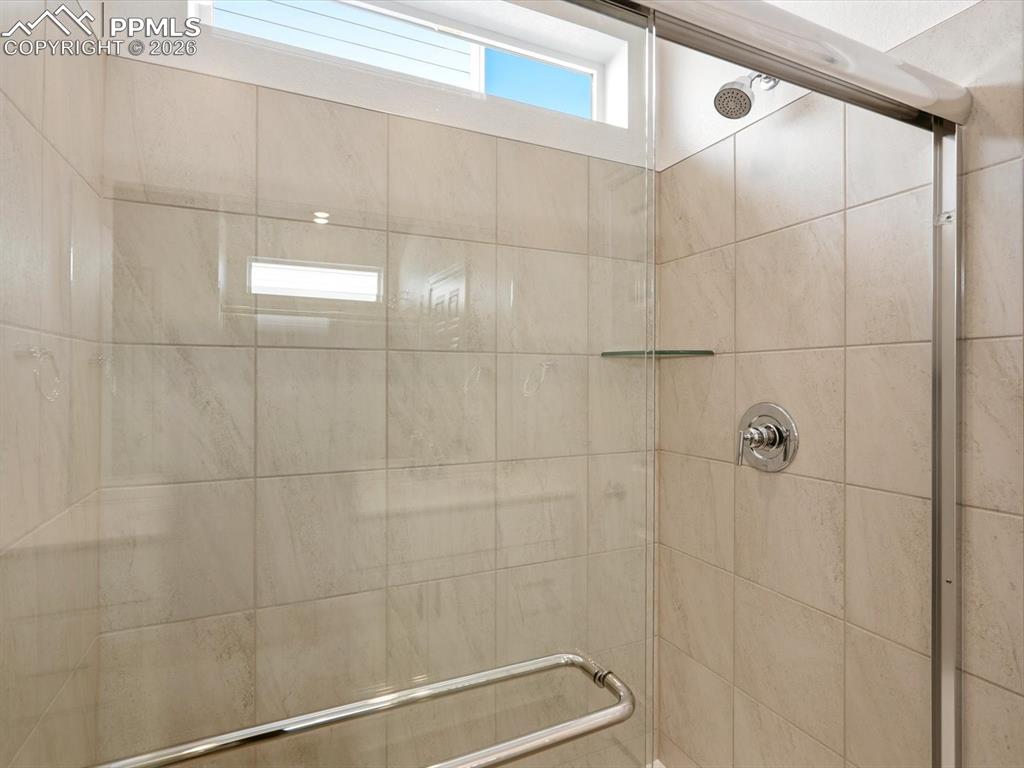 Image 33 of 45: Bathroom