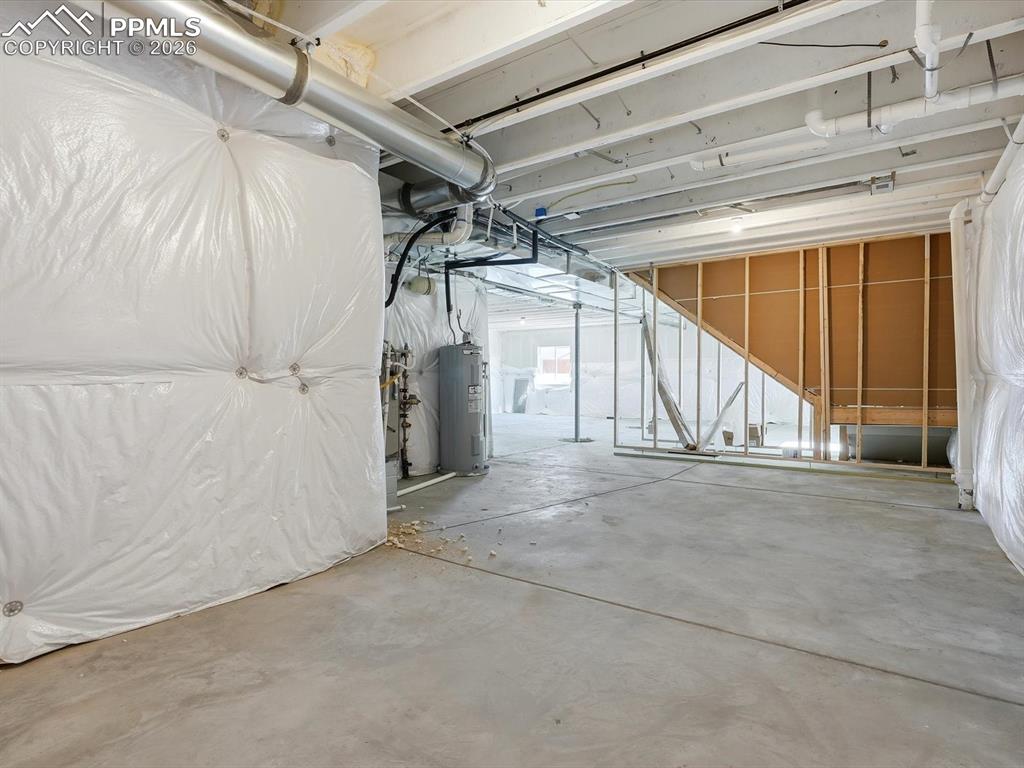 Image 37 of 45: Garage