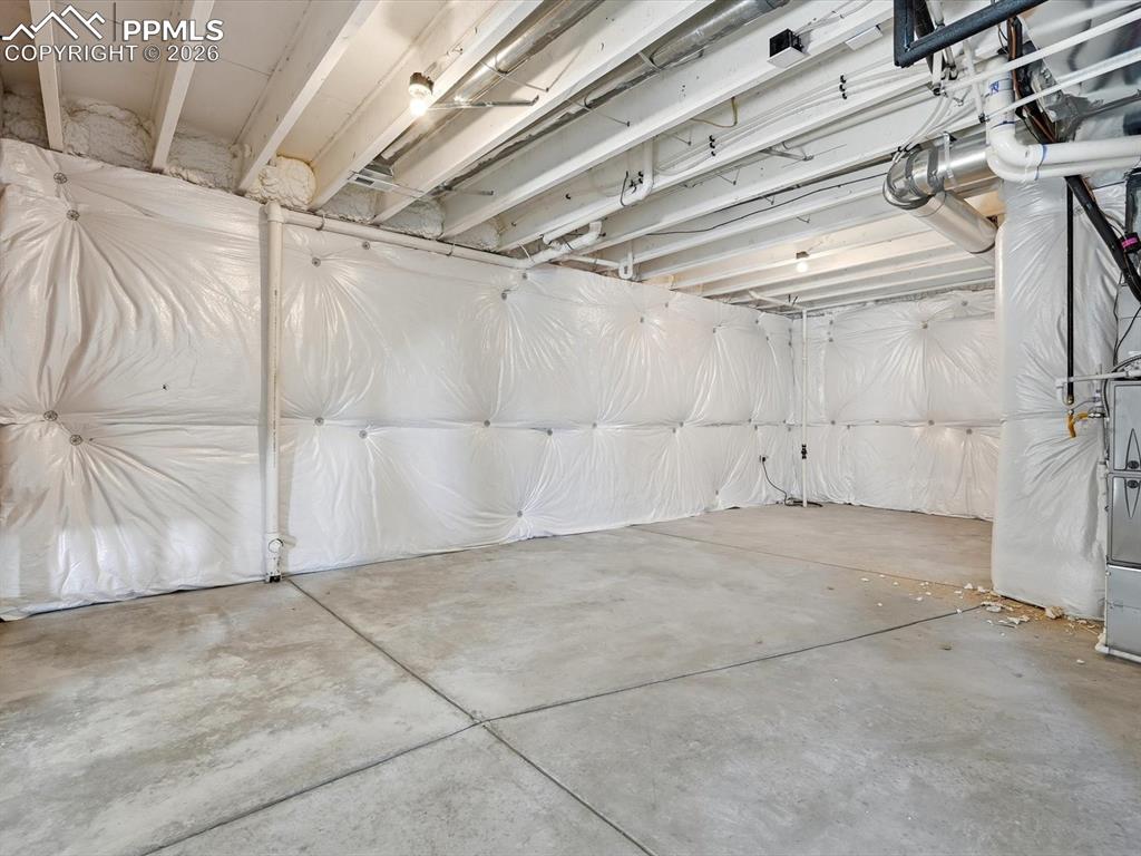 Image 38 of 45: Garage