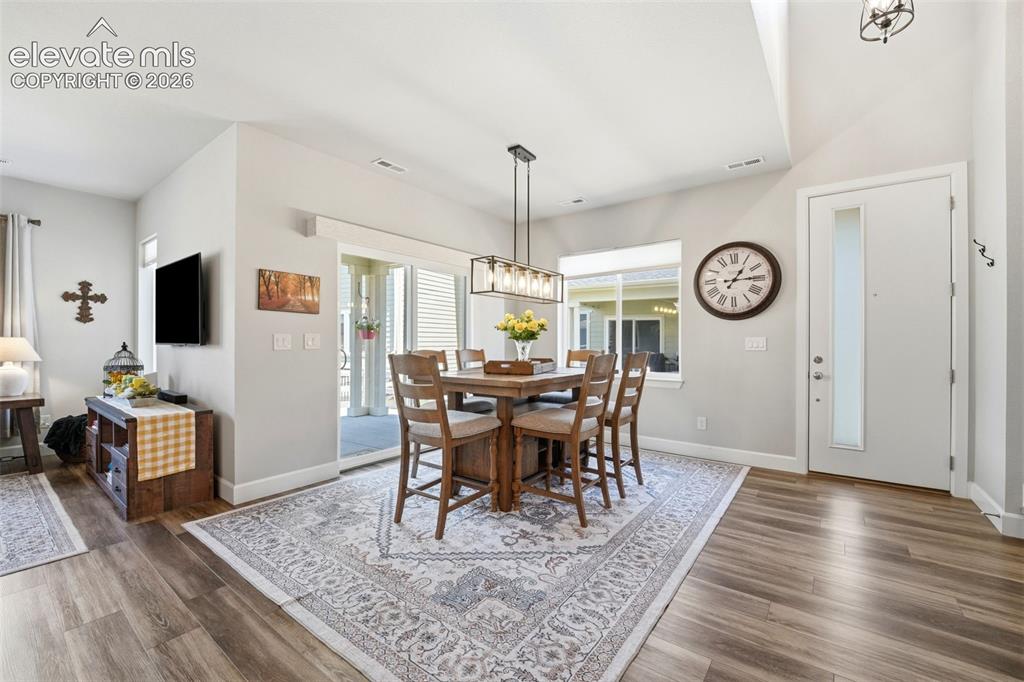 Image 6 of 33: Dining Area