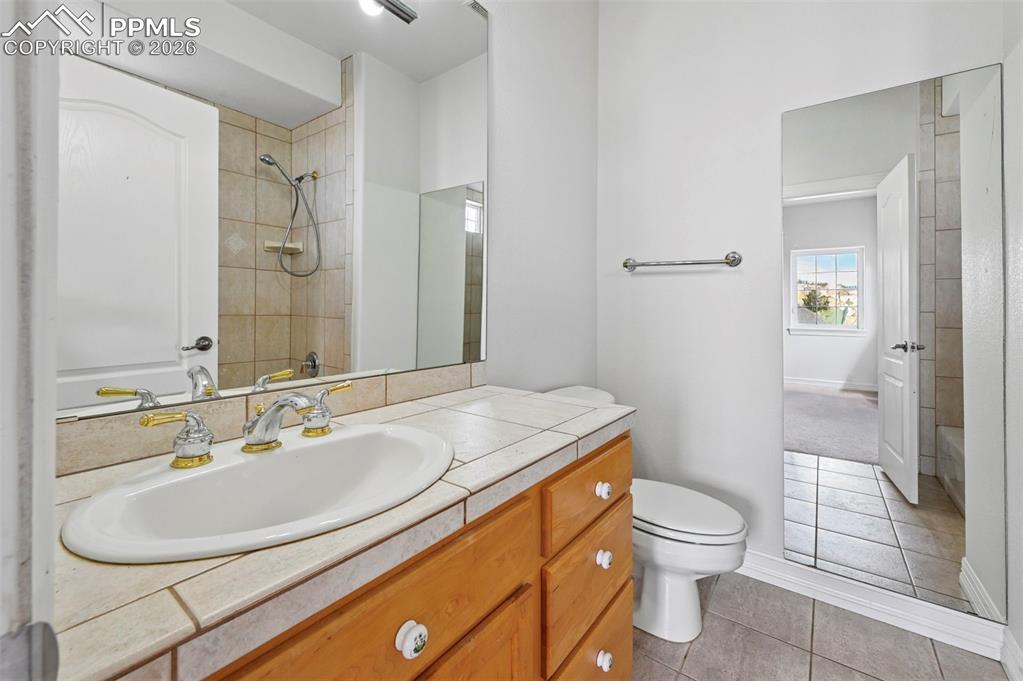 Image 17 of 49: Bathroom