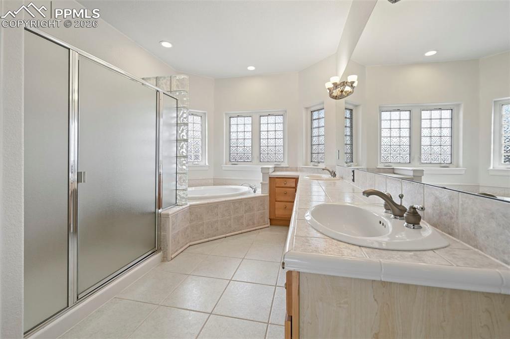 Image 23 of 49: Bathroom