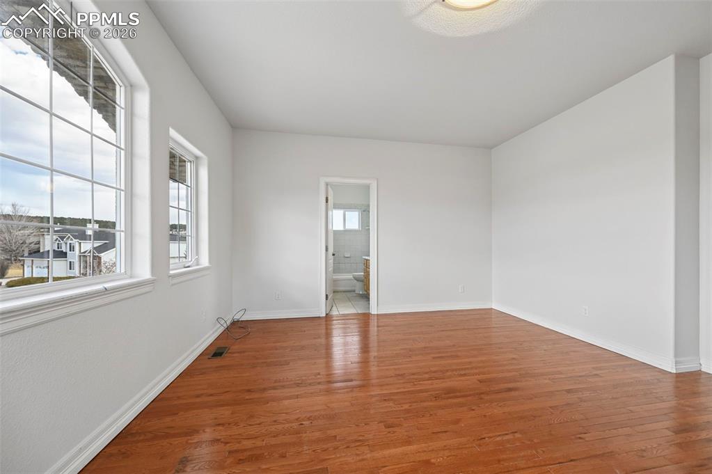 Image 26 of 49: Bedroom