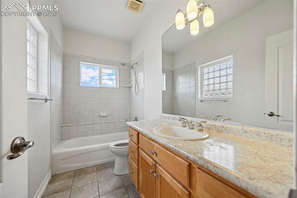 Image 27 of 49: Bathroom