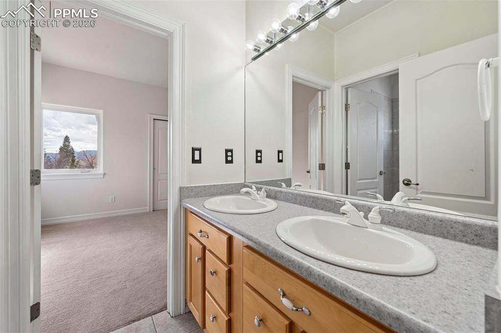 Image 33 of 49: Bathroom