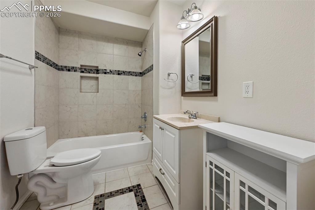 Image 43 of 49: Bathroom