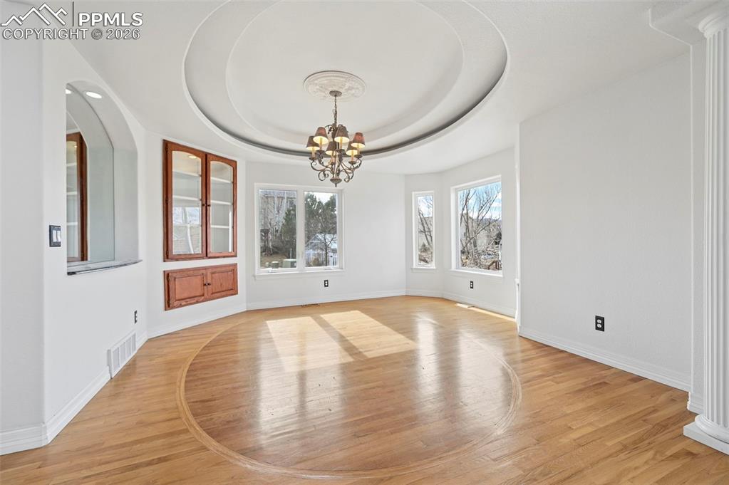 Image 7 of 49: Dining Area