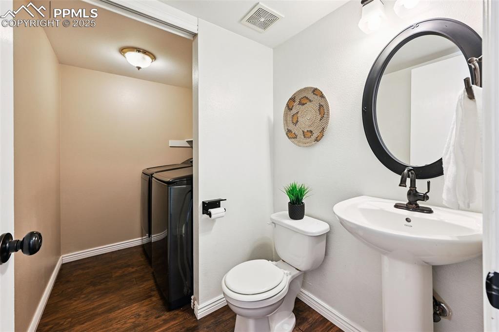 Image 15 of 27: Bathroom
