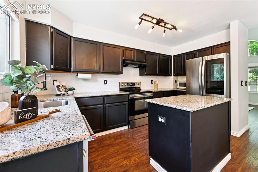 Image 6 of 27: Kitchen