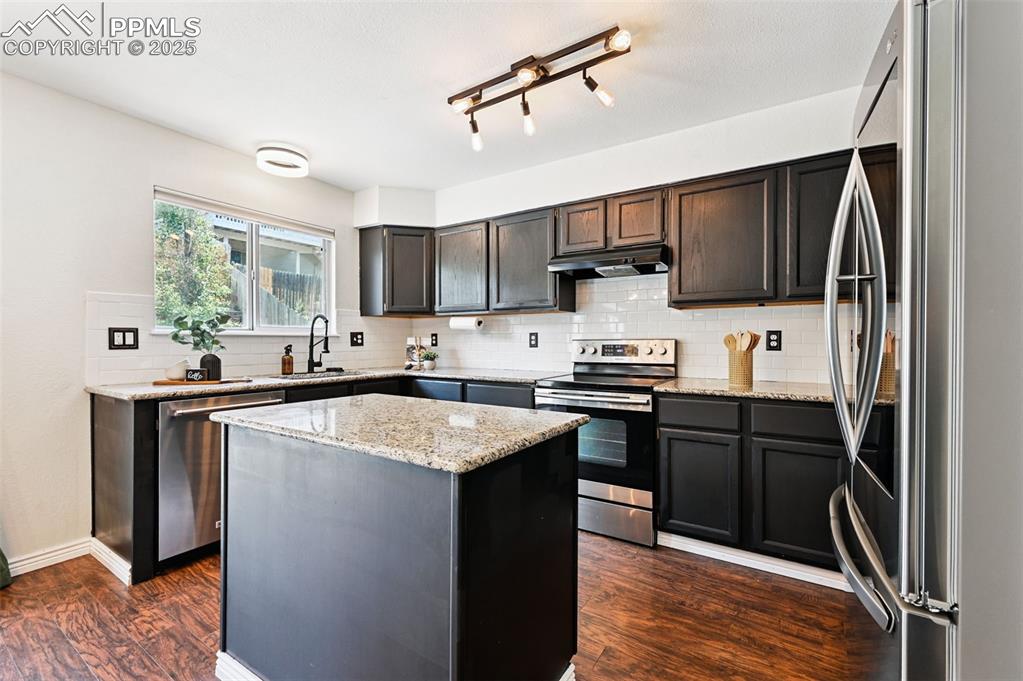 Image 7 of 27: Kitchen