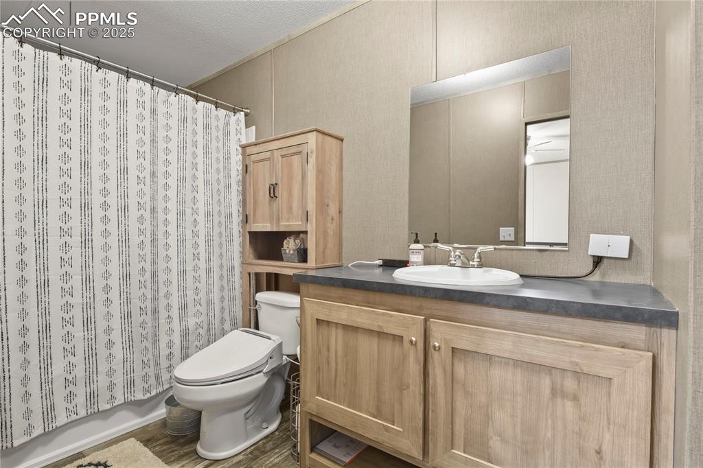 Image 16 of 41: Bathroom