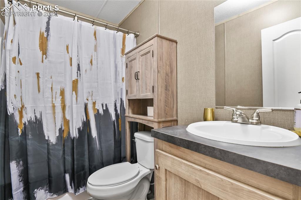 Image 19 of 41: Bathroom