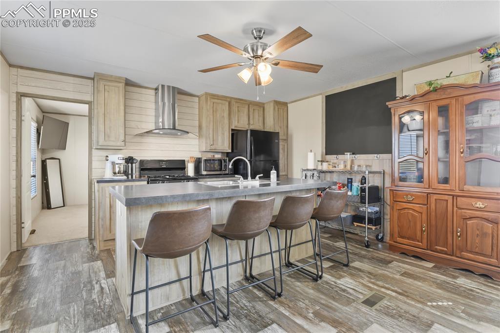 Image 5 of 41: Kitchen