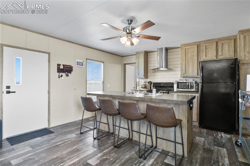 Image 6 of 41: Kitchen