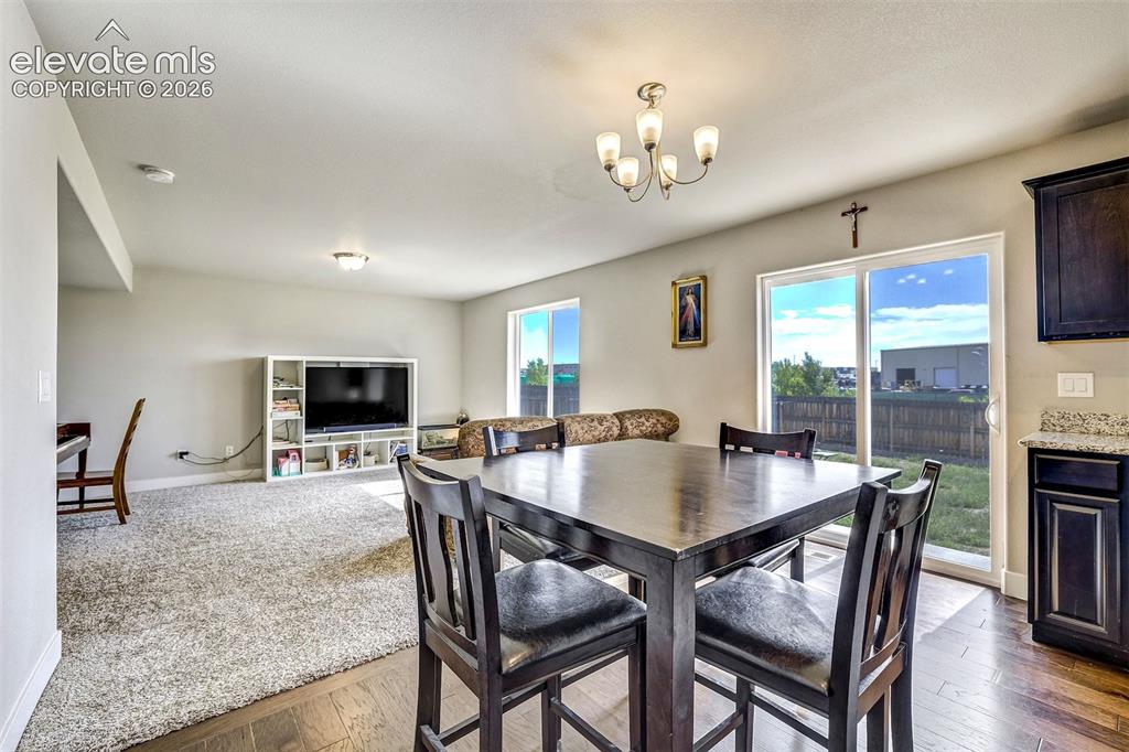 Image 14 of 35: Dining Area