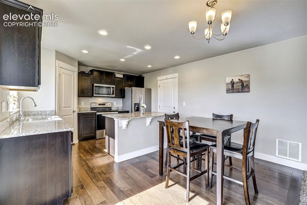 Image 15 of 35: Dining Area