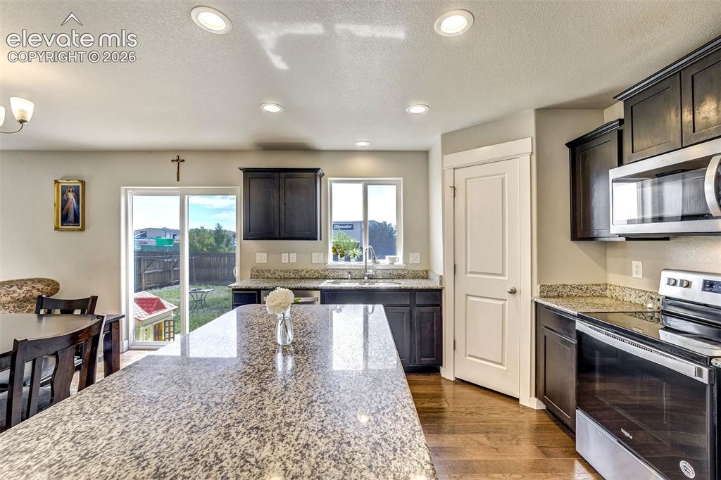 Image 16 of 35: Kitchen