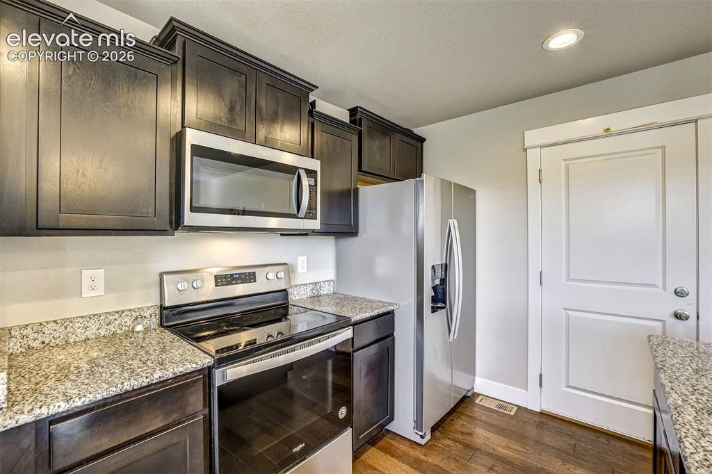 Image 17 of 35: Kitchen