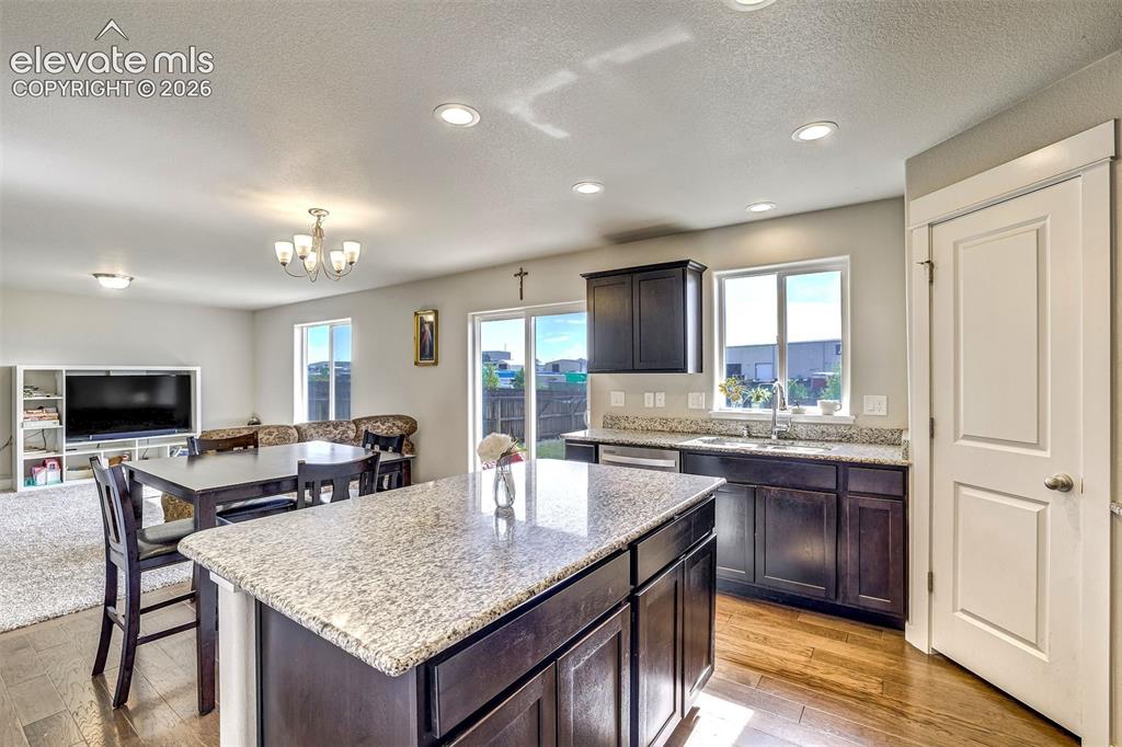Image 18 of 35: Kitchen