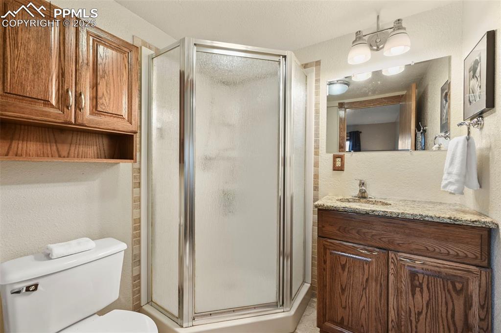 Image 12 of 32: Bathroom