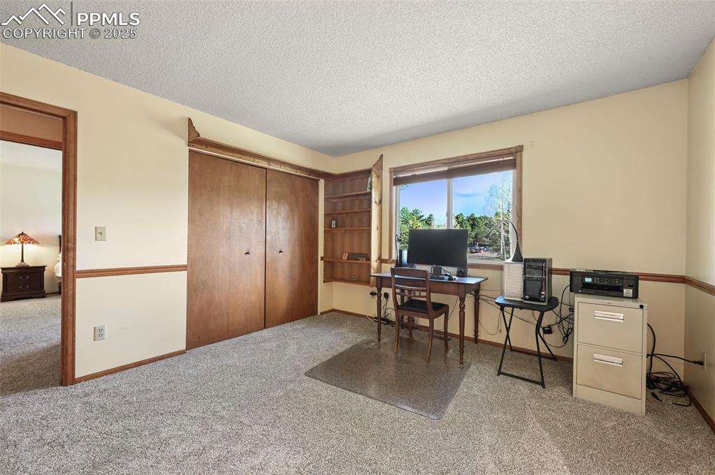 Image 16 of 32: Office