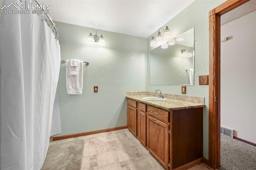 Image 17 of 32: Guest bathroom