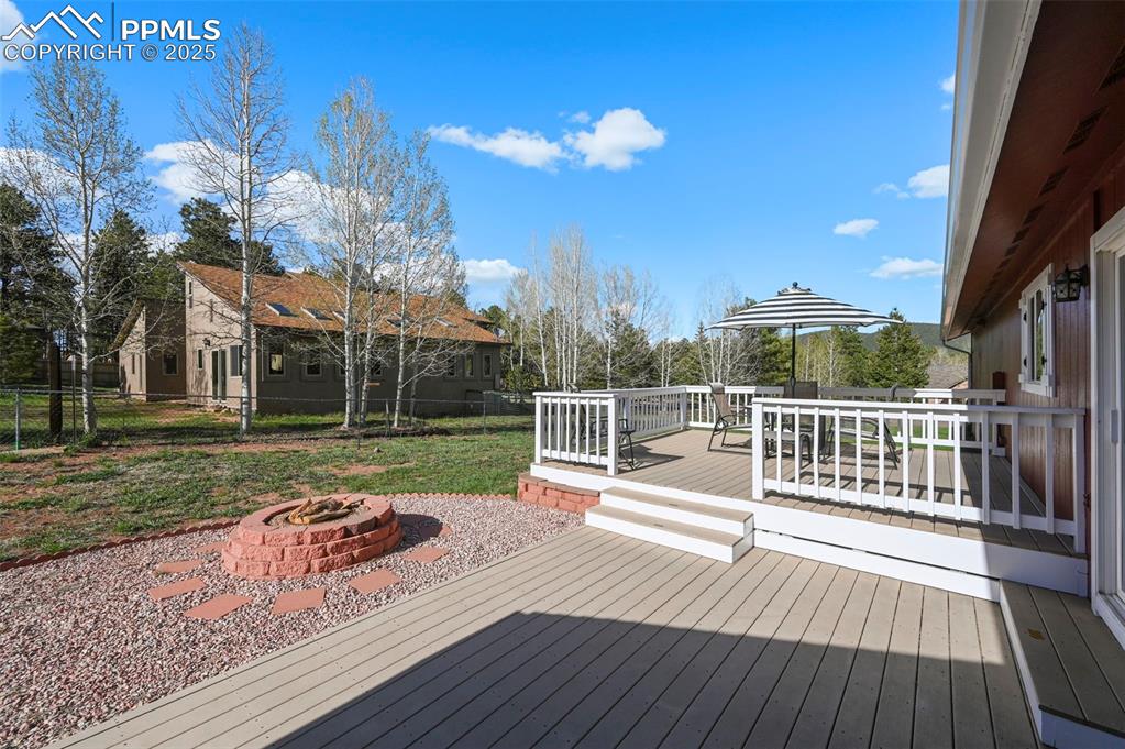 Image 21 of 32: Deck