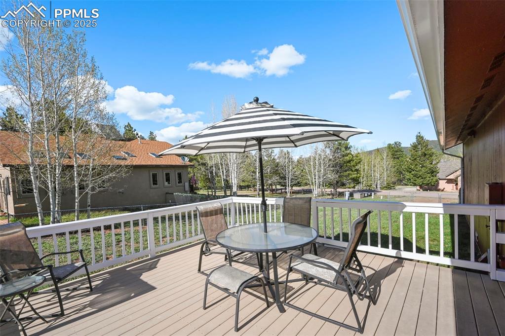 Image 22 of 32: Deck