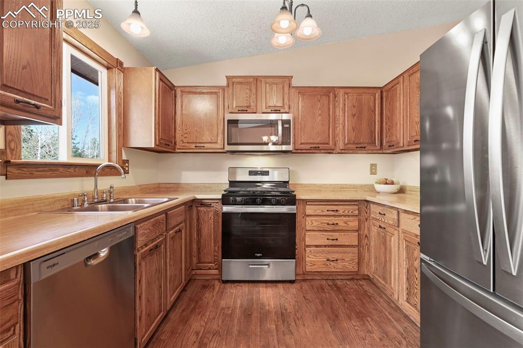 Image 8 of 32: Kitchen