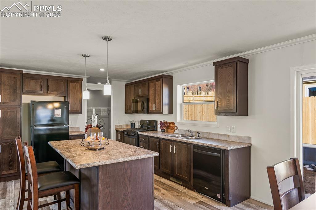 Image 11 of 28: Kitchen