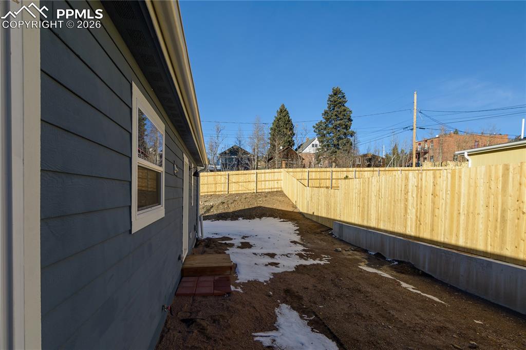 Image 24 of 28: Yard