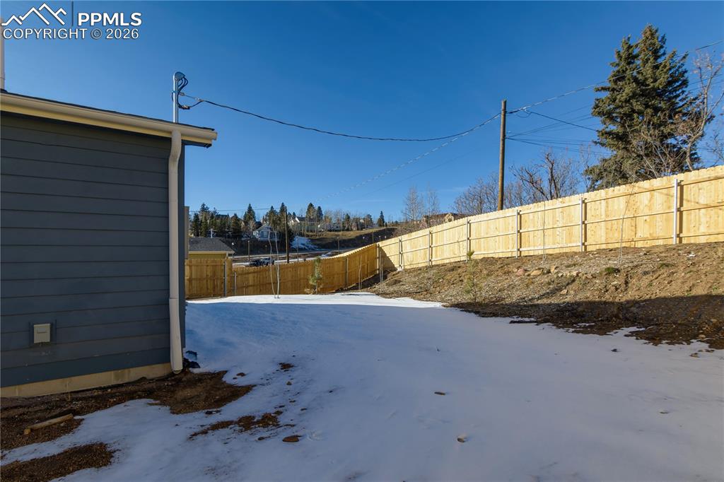 Image 25 of 28: Yard