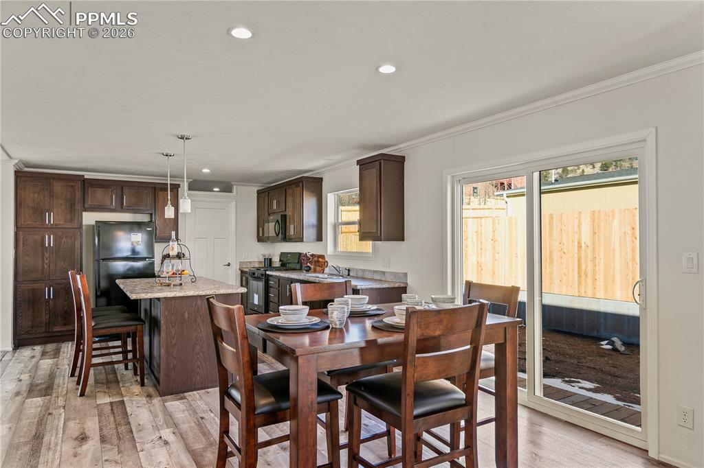 Image 8 of 28: Dining Area