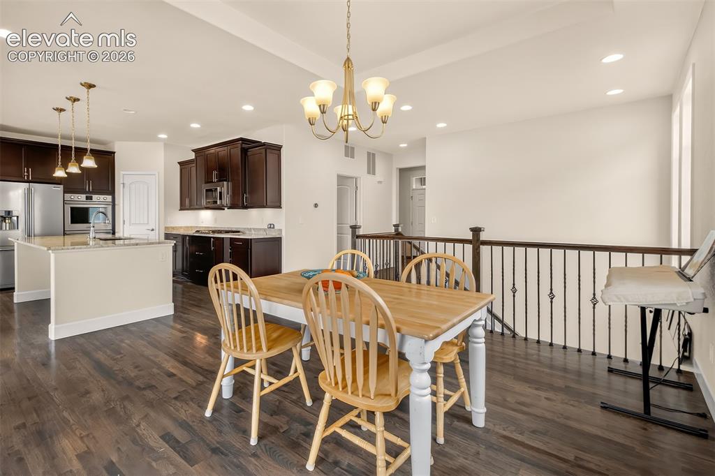 Image 10 of 25: Dining Area