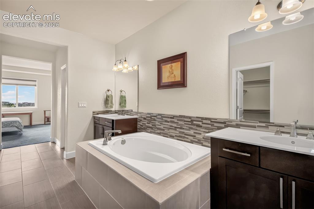 Image 14 of 25: Bathroom