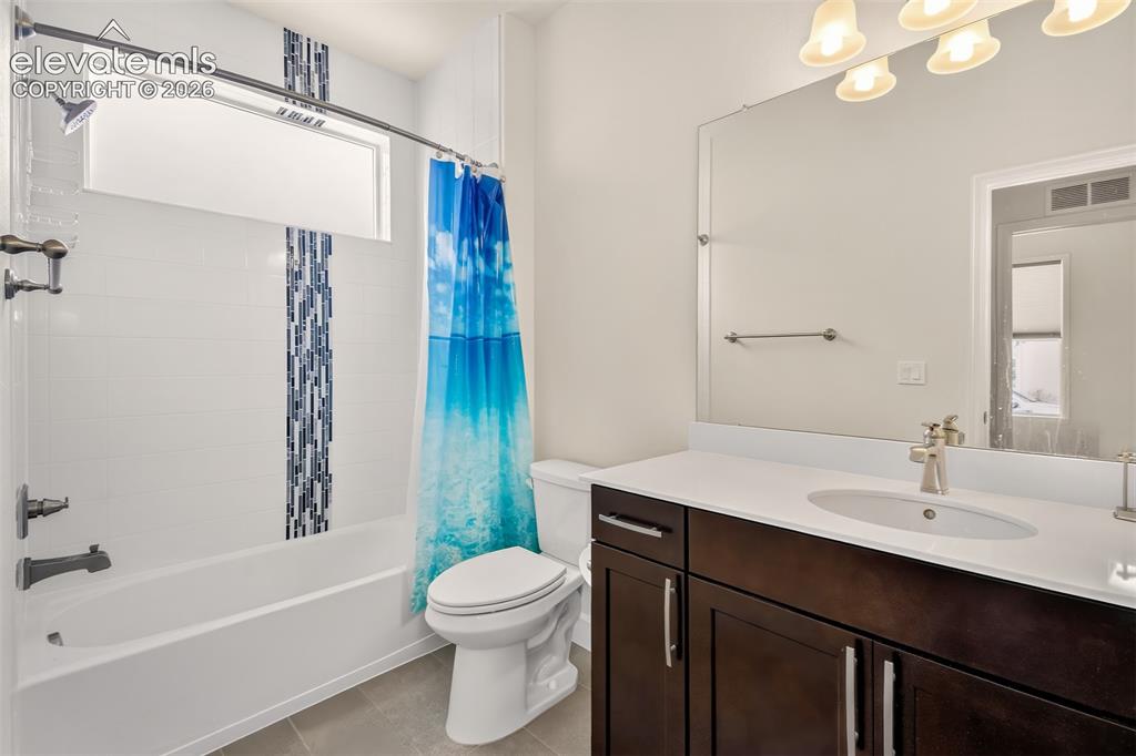 Image 17 of 25: Bathroom