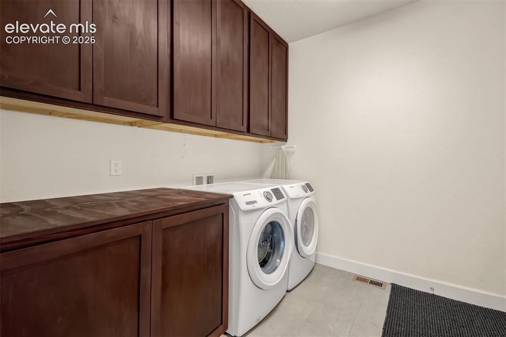 Image 18 of 25: Laundry