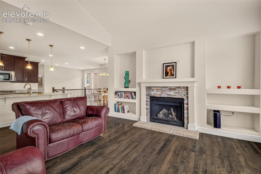 Image 4 of 25: Living Room