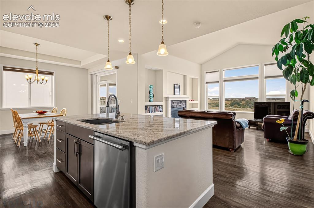 Image 7 of 25: Kitchen