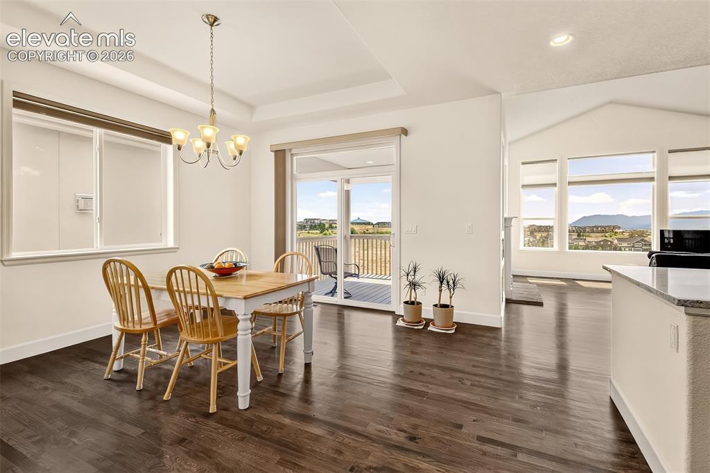 Image 9 of 25: Dining Area