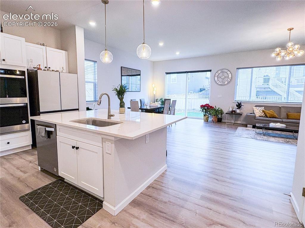 Image 10 of 30: Kitchen