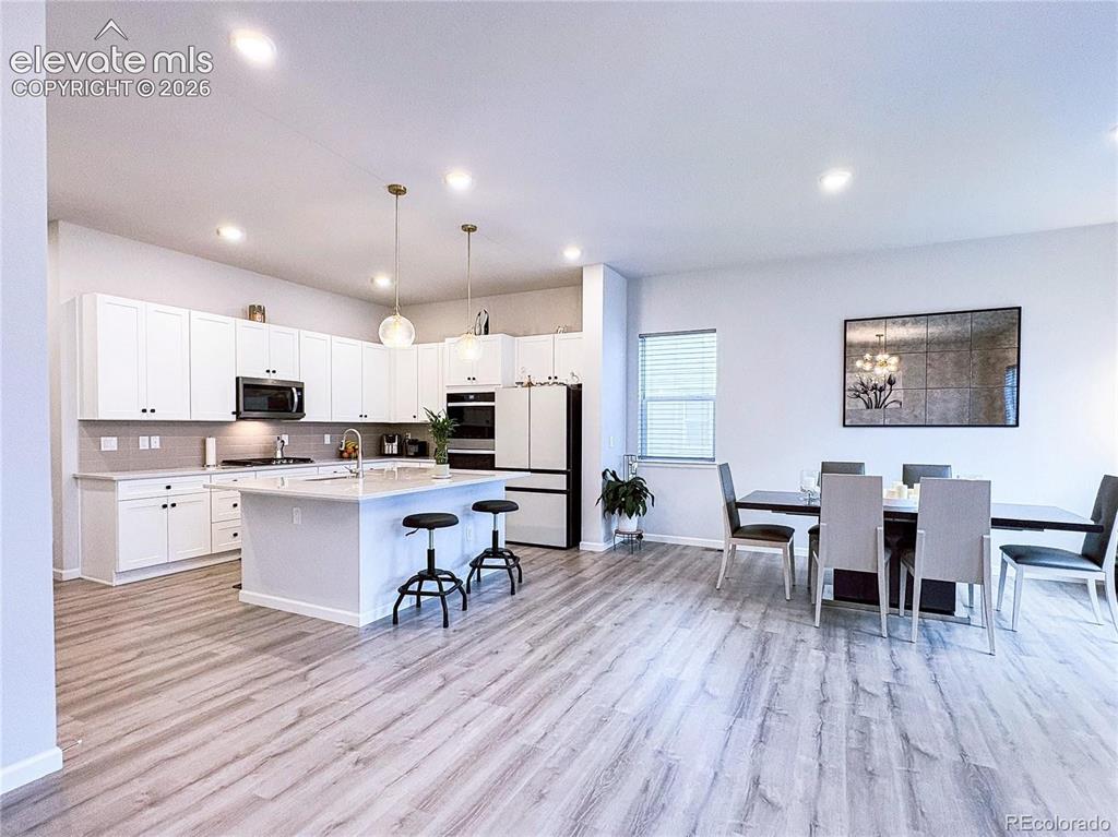 Image 11 of 30: Kitchen
