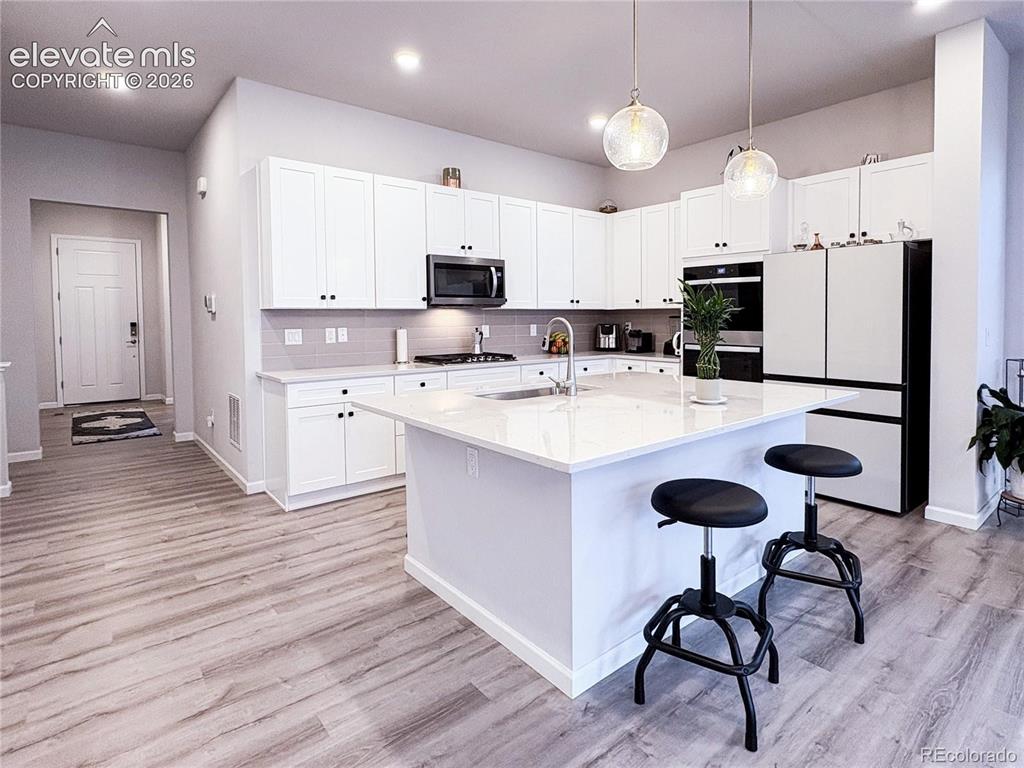 Image 12 of 30: Kitchen
