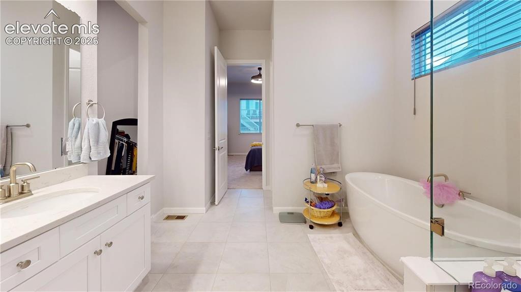 Image 16 of 30: Bathroom