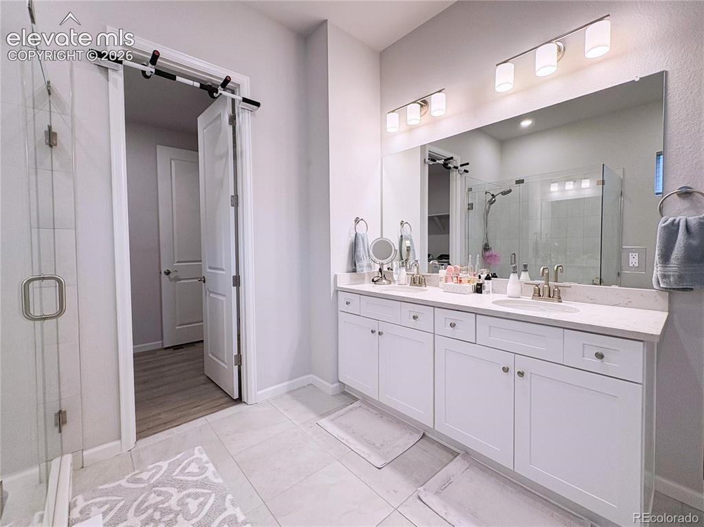 Image 18 of 30: Bathroom